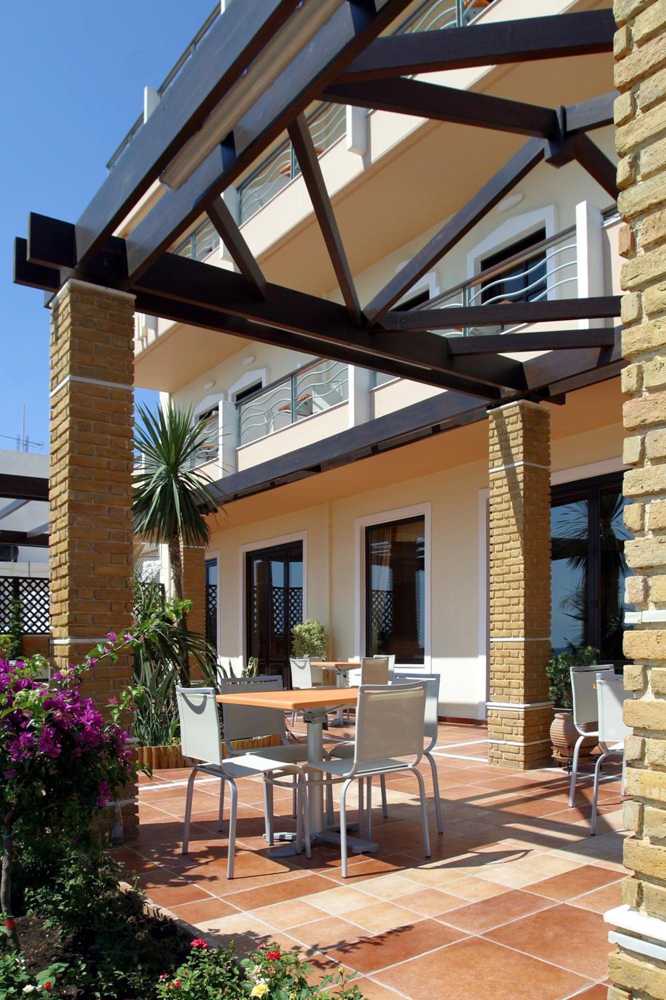 On The Rocks Hotel Palaiochora Exterior photo